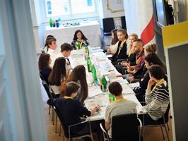 Simulation einer Klubsitzung mit Nationalratsabgeordneter Eva Maria Holzleitner (S) (5. von rechts) und Schüler/Innen
